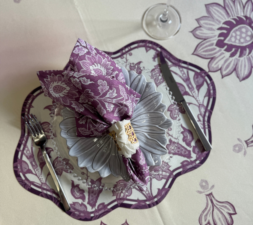 Individual troquelado ovalado en tela Flores Vino/Morado