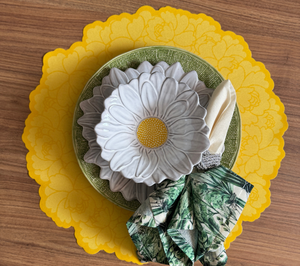 Individual troquelado redondo en tela Flores Amarillo