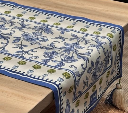 Camino de mesa en tela Flores Borde Arbolitos OW/Azul/Verde 2.2